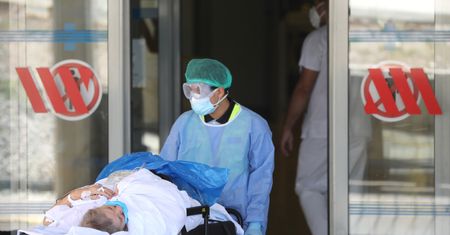 Koronawirus atakuje po raz drugi? "Bez zachowania dystansu scenariusz hiszpański jest możliwy w Polsce"