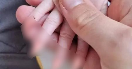 Matka zrobiła dziecku manicure. Obrzydzeni internauci nie mieli litości