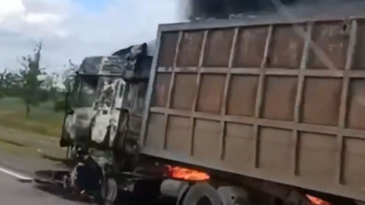 Ciężarówki płoną na drodze między Mariupolem i Rostowem