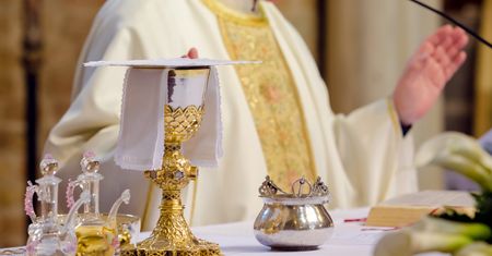 Kobiety oskarżają zmarłego księdza o molestowanie. "Obmacywał"