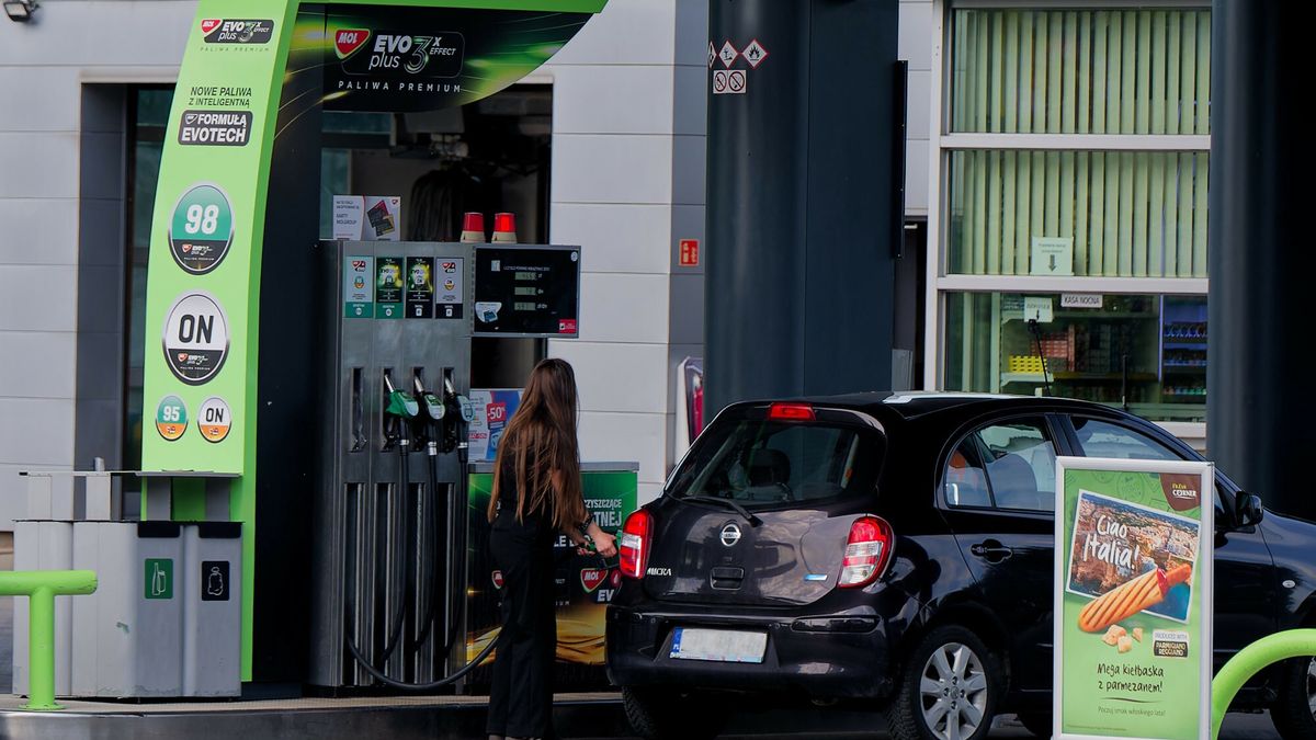 Wygaszanie pakietu CPN - sytuacja na stacjach paliw16.06.2026 Wygaszanie pakietu Ceny Paliwa Ni?ej - sytuacja i ceny na stacjach paliw. fot. Tomasz Kowalczuk/REPORTERN/z: Kierowca tankuje auto na stacji paliw.Tomasz Kowalczuk/REPORTER