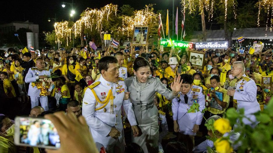 Król Maha Vajiralongkorn i królowa Suthida