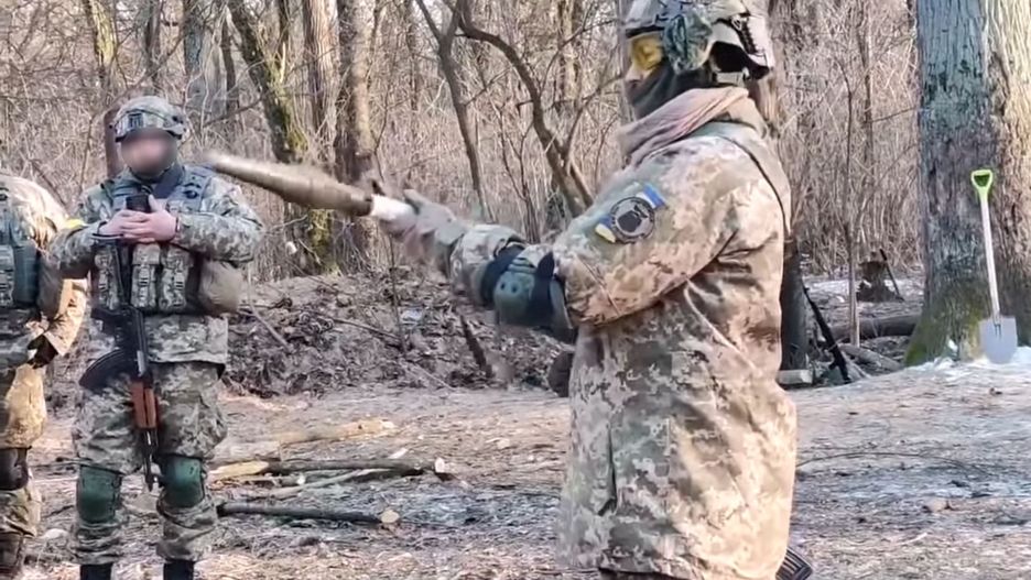 Granatnik RPG-76 Komar w rękach ukraińskiego żołnierza
