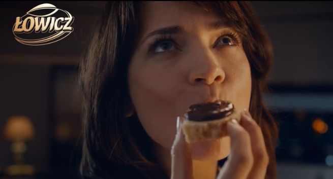 Zmysłowy spot reklamuje Czekodżem Łowicz (wideo)
