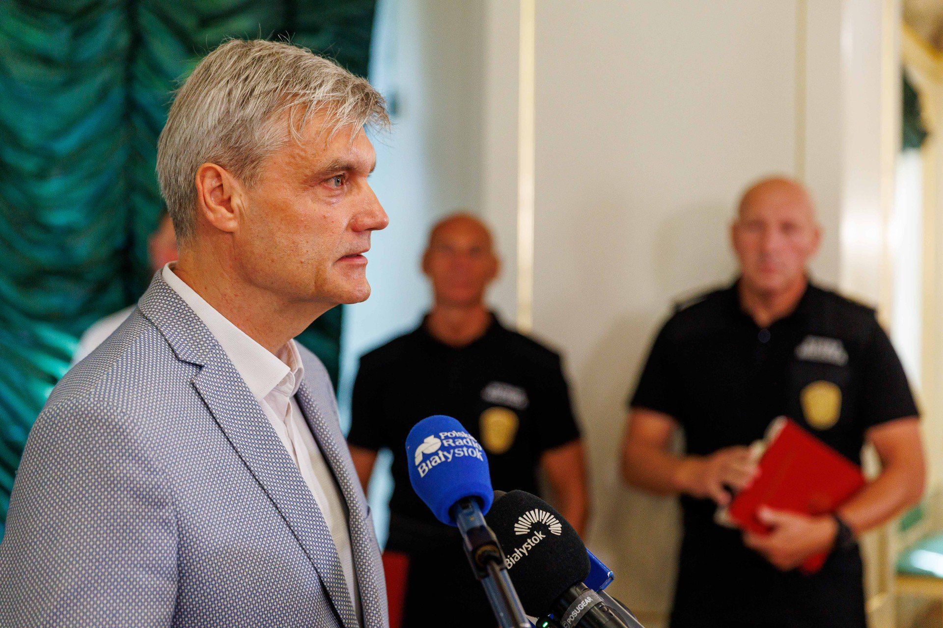 Prezydent nagrodził urzędników, strażników miejskich i studenta. Wykazali się empatią i pomogli człowiekowi w potrzebie.