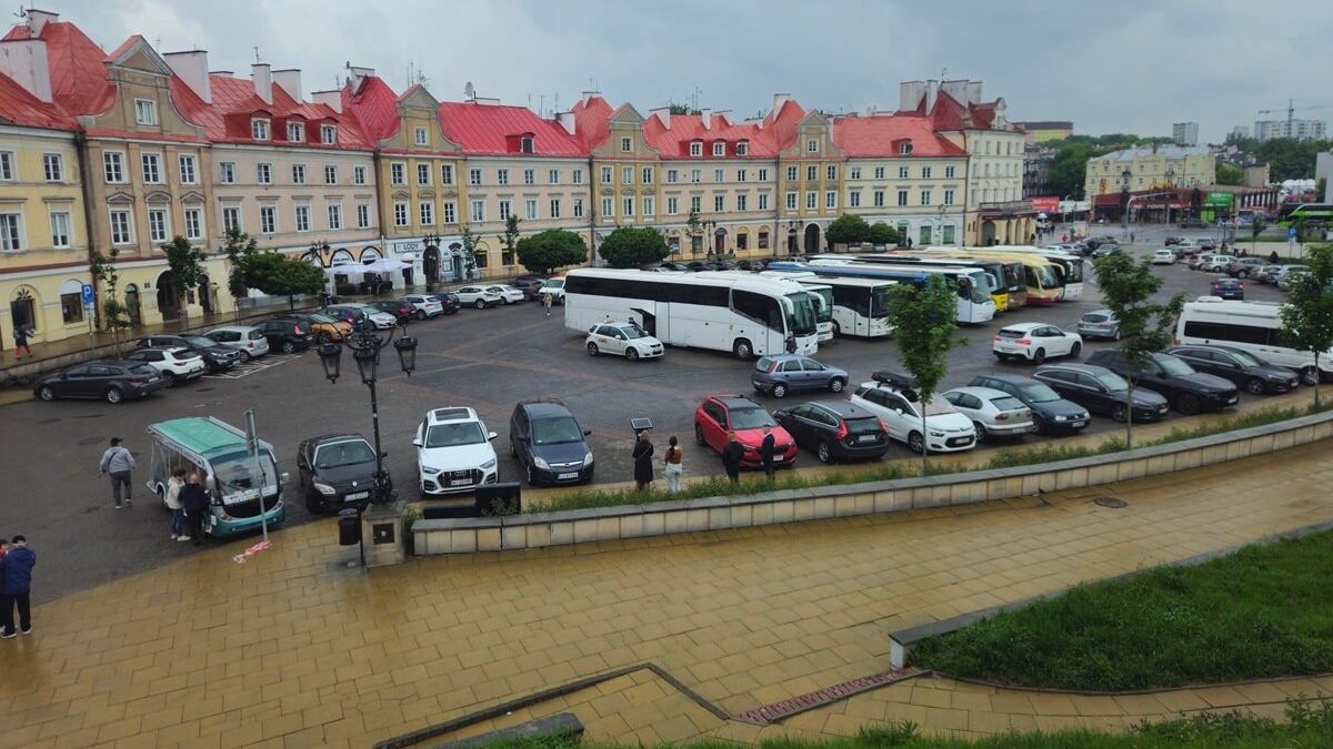 Auta na Placu Zamkowym w Lublinie