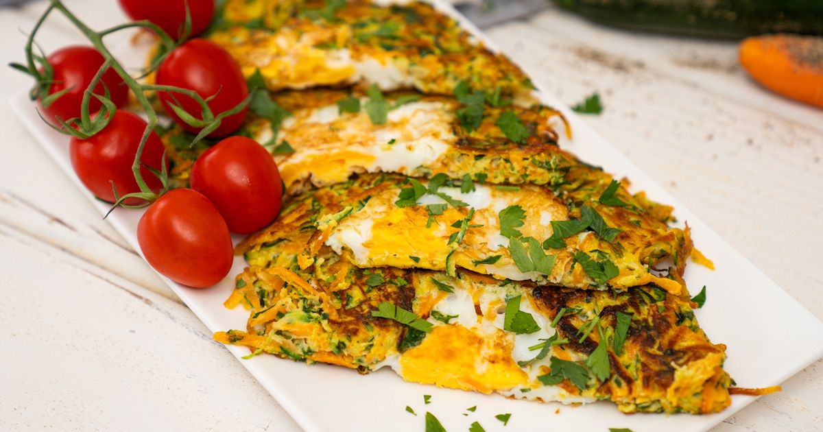 Śniadaniowe placki warzywne z jajkiem. Każdy będzie się zajadał