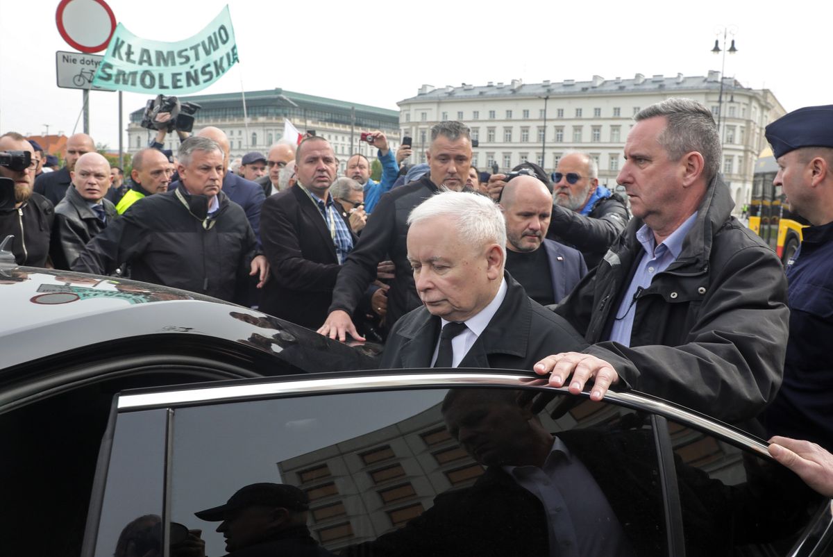 Warszawa, 10.05.2024. Prezes PiS Jarosław Kaczyński (C) podczas uroczystości na pl. Piłsudskiego w Warszawie, 10 bm. Trwają obchody miesięcznicy katastrofy smoleńskiej. (jm) PAP/Tomasz Gzell