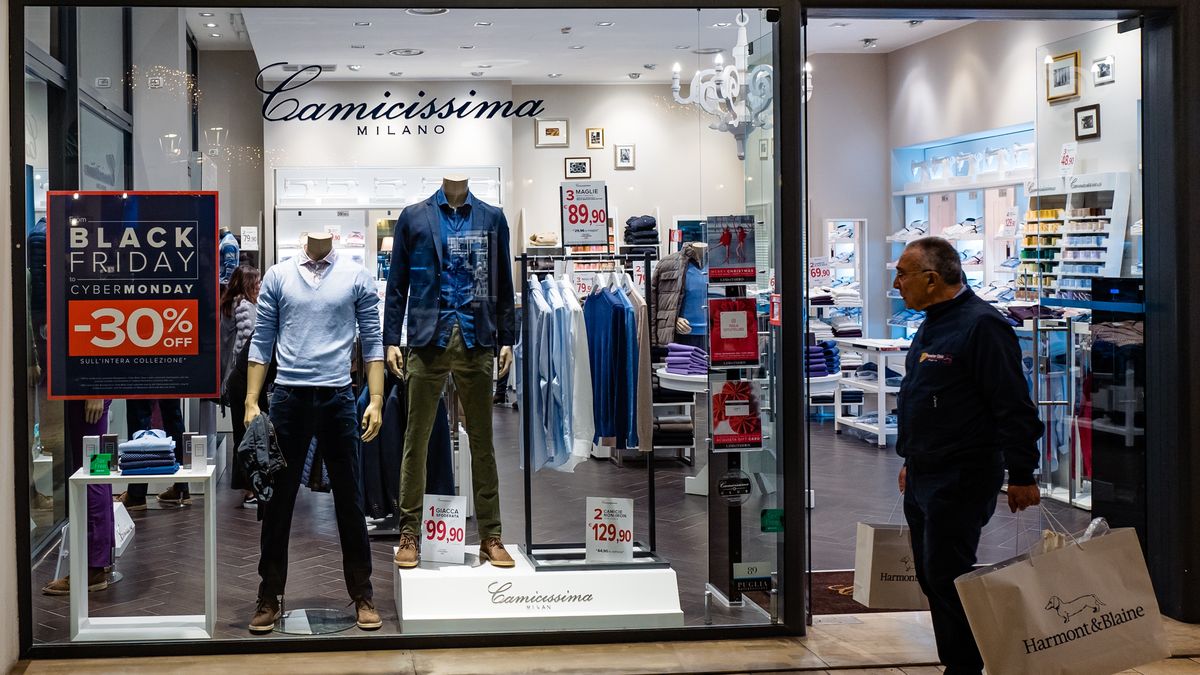 Black Friday - klienci przeglądający witryny sklepowe