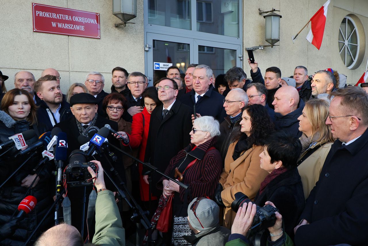 PiS pod budynkiem prokuratury. W sieci pojawiły się komentarze