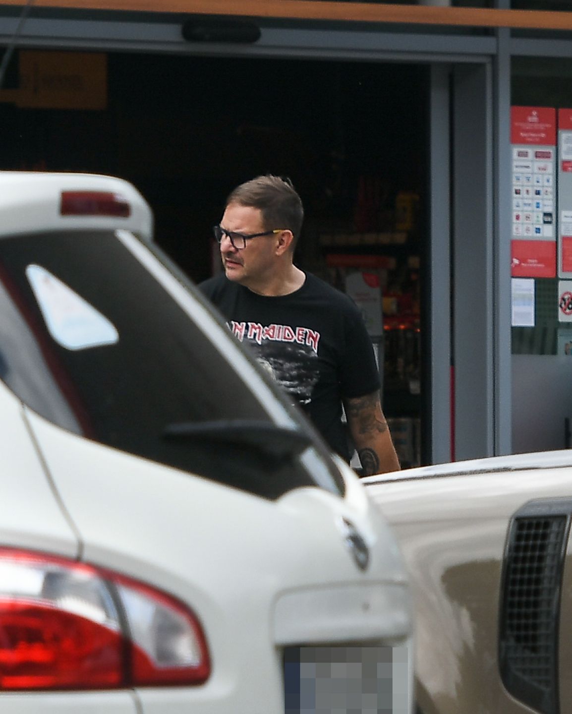 Tomasz Karolak na stacji paliw