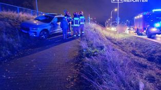 Wał Miedzeszyński: Zderzenie. Volvo wypadło na teren wału, Infiniti staranowało znaki