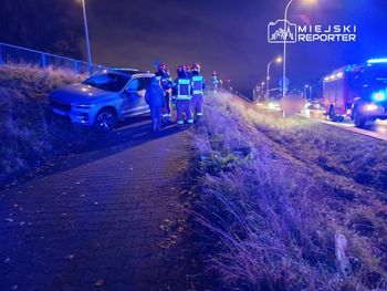 Wał Miedzeszyński: Zderzenie. Volvo wypadło na teren wału, Infiniti staranowało znaki