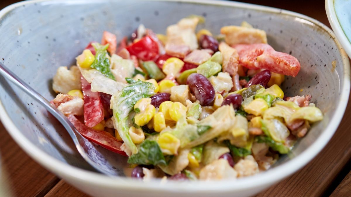 Sałatka meksykańska jest kolorowa i zróżnicowana smakowo