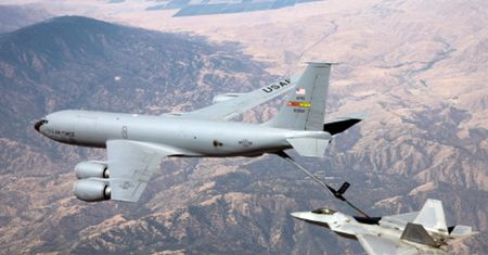 Pilot USA zadrwił z Rosji. Taki ślad zostawił nad bazą wojskową Kremla