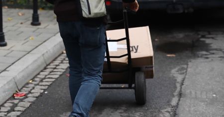 Piaseczno. Praktykant ukradł auto z paczkami. Firma kurierska nie ma jego danych