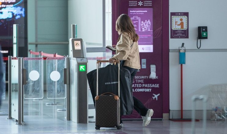 Anna Lewandowska paraduje na lotnisku z walizką Louis Vuitton za ponad 11 tysięcy złotych