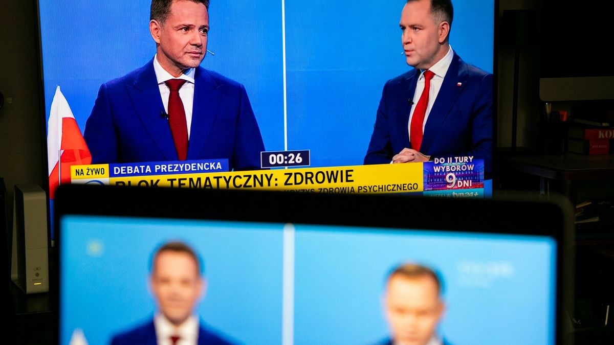 Debata Nawrocki - Trzaskowski w siedzibie TVP
Fot. Dawid Wolski/East News, 23.05.2025. Debata telewizyjna, organizowana przez TVP, miedzy Karolem Nawrockim a Rafalem Trzaskowskim,  przed druga tura wyborow prezydenckich.
N/z: na ekranie Rafal Trzaskowski, Karol Nawrocki
Dawid Wolski