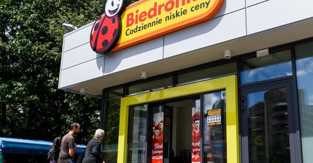 Biedronka wycofuje ze sprzedaży popularne piwo. Podano powód