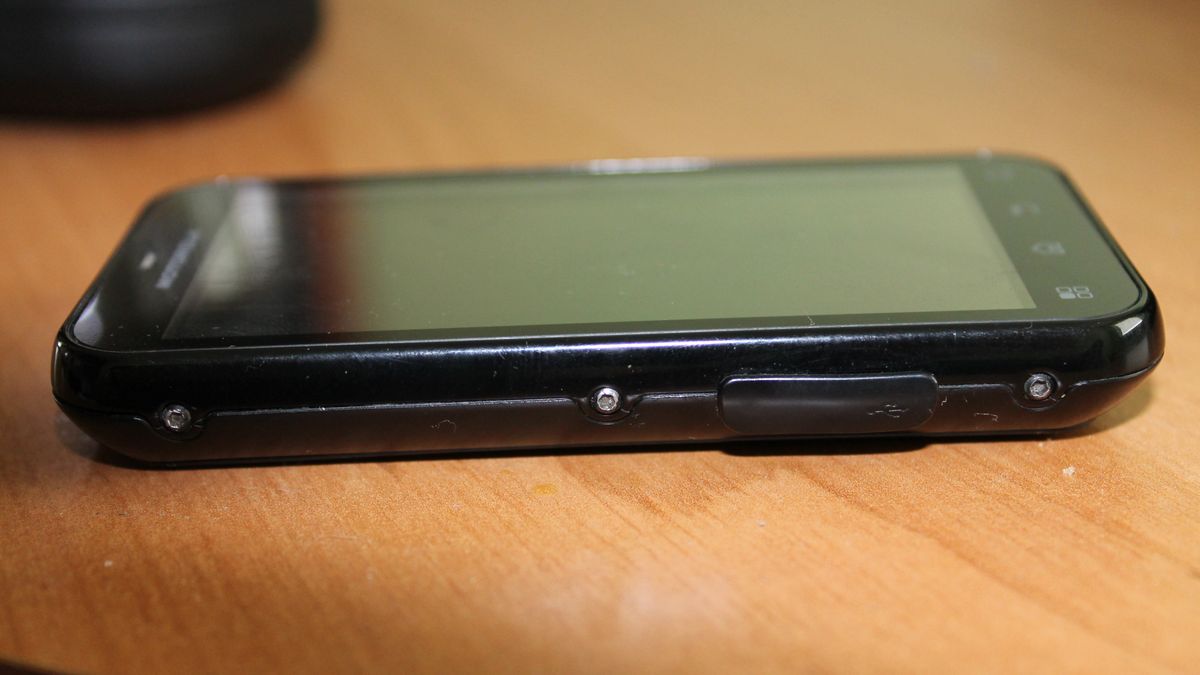 Jak "zalać" wodoodporną komórkę, czyli serwisy gwarancyjne znowu w akcji 1