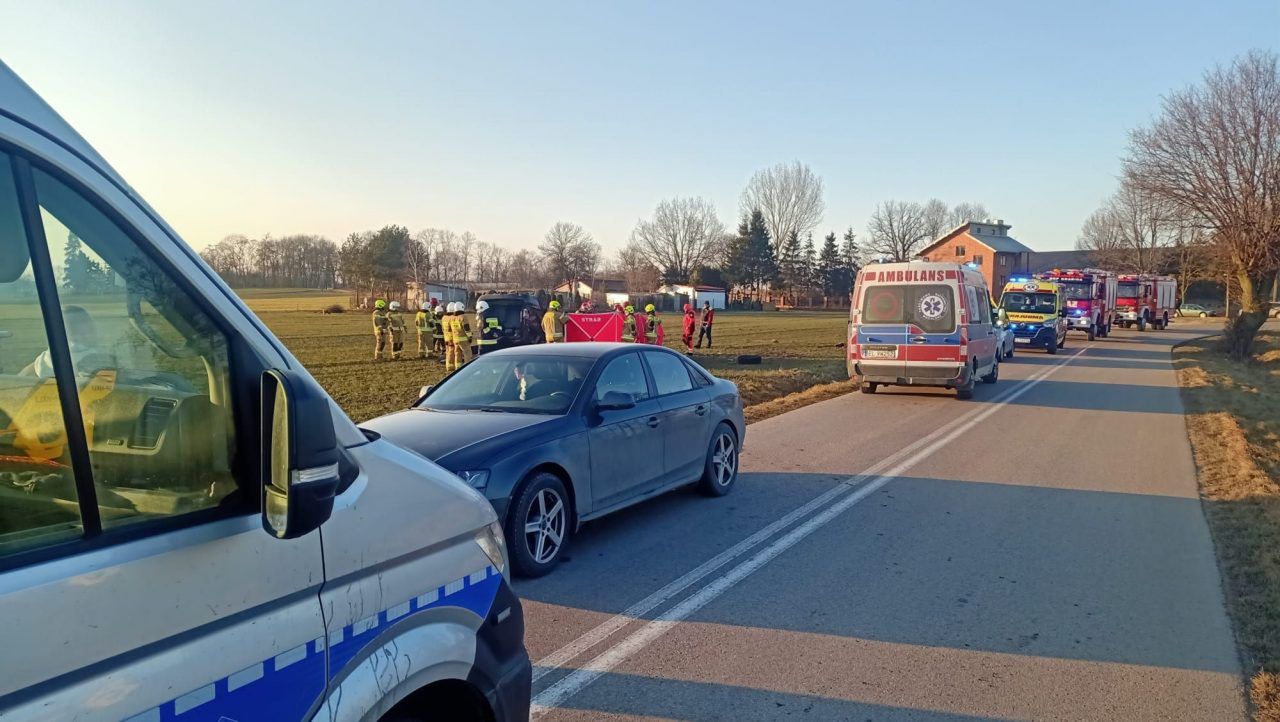 Tragiczny finał dachowania. Jedna osoba nie żyje, dwie trafiły do szpitala