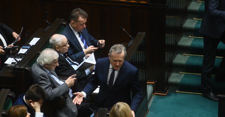 Co o tym myślą Polacy? Sondaż pokazał opinie o decyzji PKW