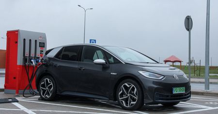 Polski rząd wspiera elektromobilność. Pomija tylko jeden szczegół: rosnące ceny prądu (Opinia)