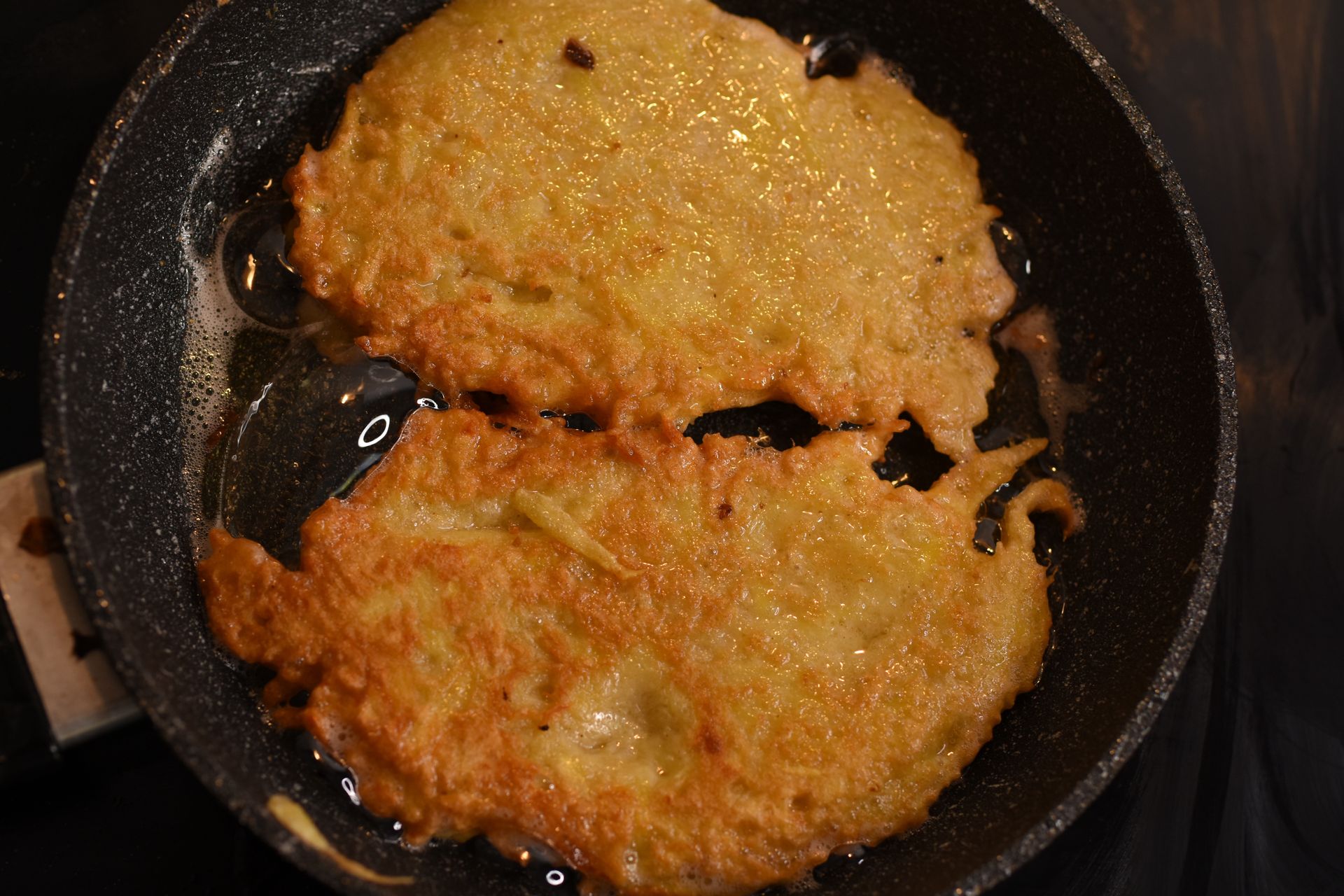 Dodaję 1 łyżeczkę do masy. Placki ziemniaczane są miękkie w środku i chrupiące na zewnątrz