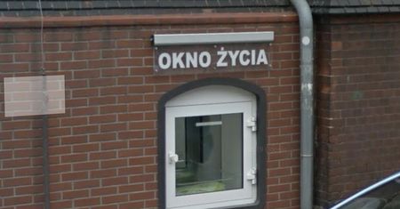 Matka zostawiła dziecko w oknie życia. Bez wiedzy ojca