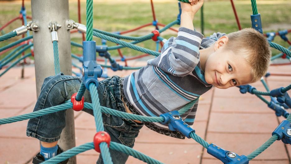 Dzieci uwielbiają aktywności na dworze, m.in. tory przeszkód