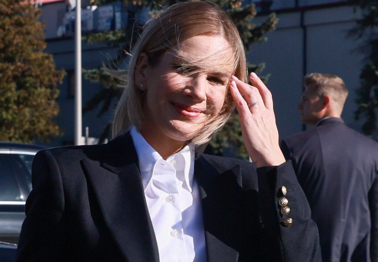 Wysiedli z samolotu. Marta Nawrocka pokazała się w eleganckim stroju