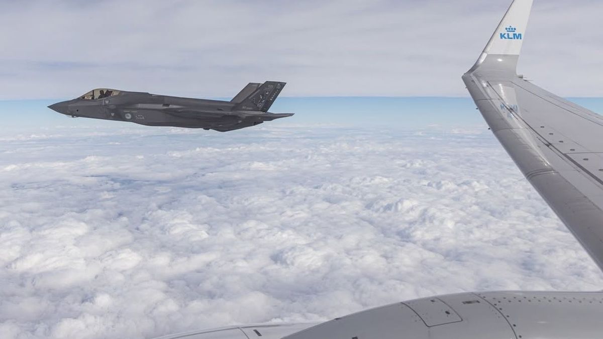 F-35 eskortujący holenderskich sportowców