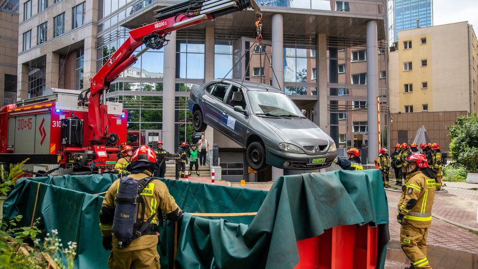 Warszawa. Spokojnie, to tylko ćwiczenia. Strażacy gasili elektryczny samochód. Trzeba było go jednak potem umieścić w kontenerze i zalać wodą, bowiem takie pojazdy mają tendencję do ponownego zapłonu po pożarze