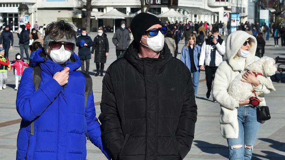 Sopot, 27.02.2021 r. Turysci i mieszkancy Trojmiasta na sopockim Placu Zdrojowym, w pierwszym dniu obowiazywania nakazu zakrywania ust i nosa wylacznie przy uzyciu maseczki.