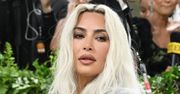 Kim Kardashian POŚWIĘCA SIĘ dla mody, pozując w platformach bez obcasów. Internauci w szoku: "BOLI OD PATRZENIA" (FOTO)