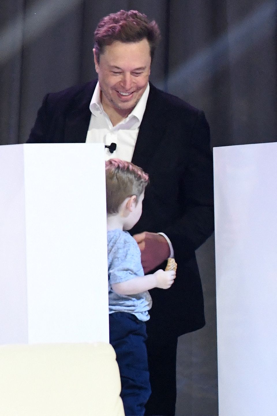 Elon Musk i mały X AE A-XII dokazują razem na konferencji