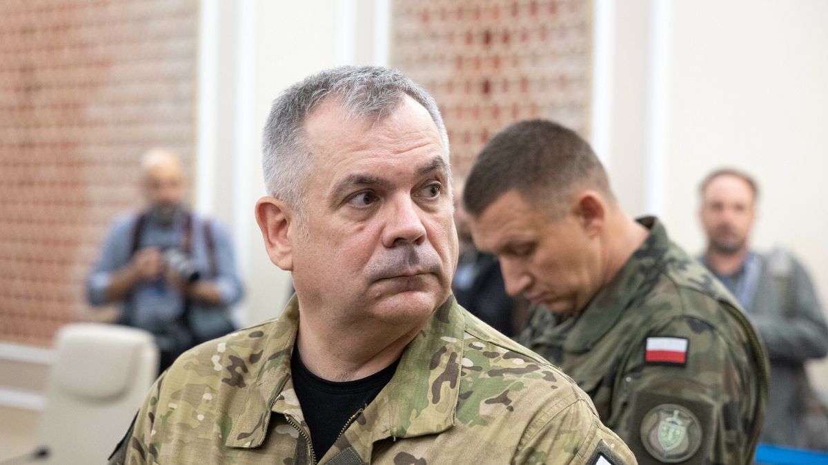 Gen. Wiesław Kukuła podczas nadzwyczajnego posiedzenia rządu