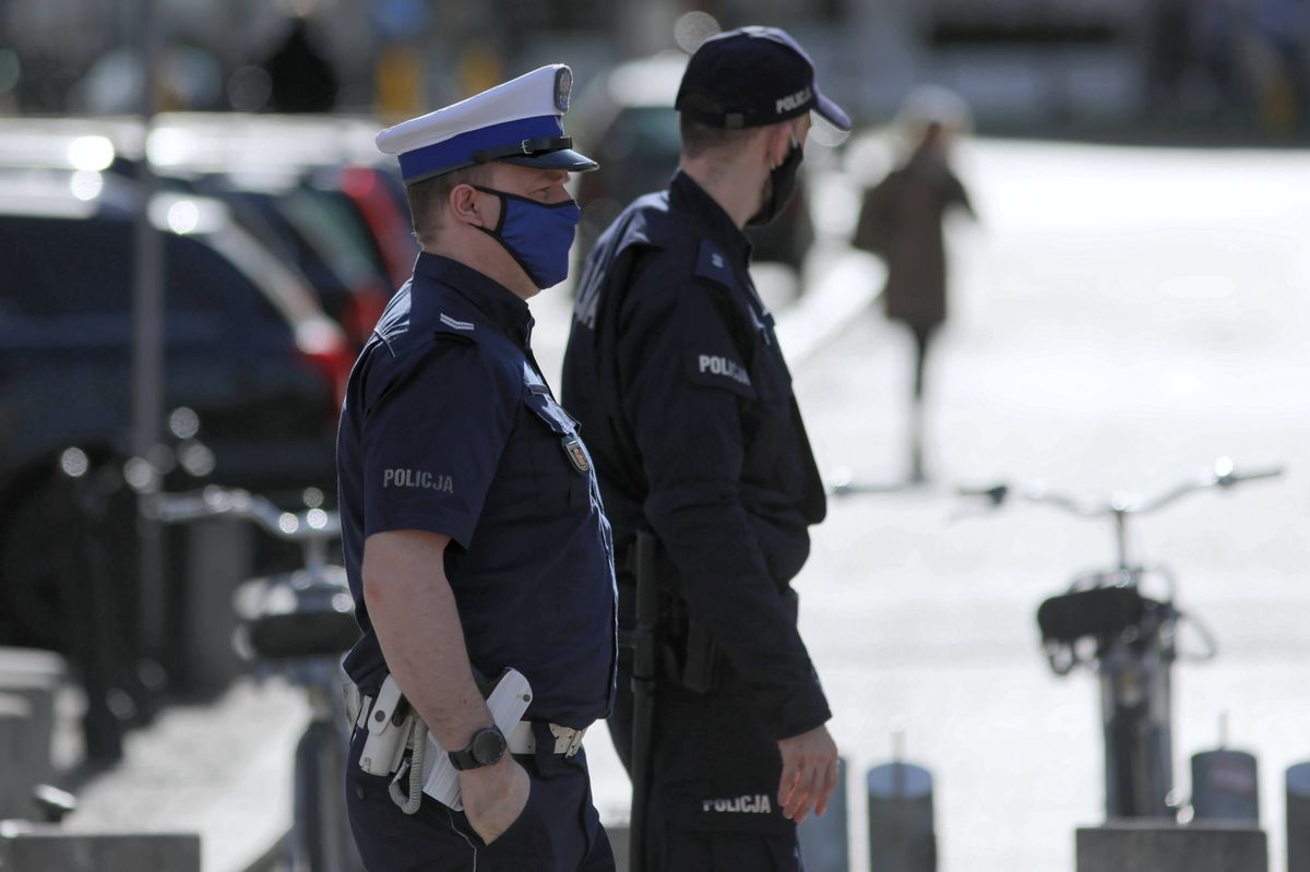 Koronawirus w Warszawie. Policja wystawia coraz więcej mandatów. Czy to sparaliżuje sądy?