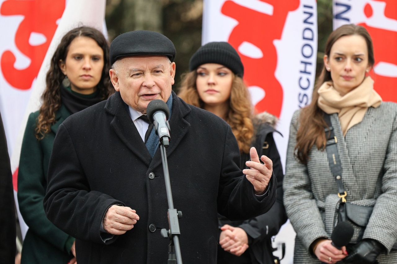 Kaczyński grzmiał ze sceny. Wykrzykiwał kilka razy jedno słowo