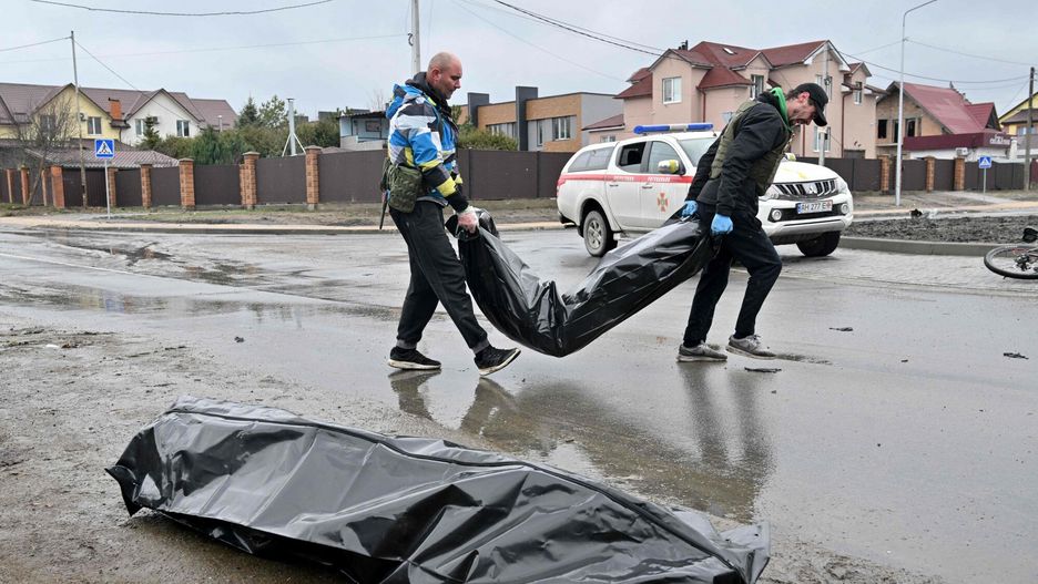 Wojna w Ukrainie - masakra cywil�w w BuczyTOPSHOT Communal workers carry body bags to a waiting van (unseen) following Russian shelling of the town of Bucha, not far from the Ukrainian capital of Kyiv on April 3, 2022. (Photo by Sergei SUPINSKY / AFP)SERGEI SUPINSKY