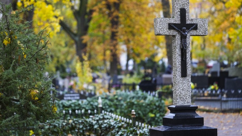 1 listopada obchodzimy ważne święto Wszystkich Świętych. Zgodnie z tradycją tego dnia odwiedza się groby bliskich na cmentarzach zaś Kościół katolicki wspomina oficjalnych świętych, czyli beatyfikowanych i kanonizowanych, ale i tych zmarłych, których życie nacechowane było świętością.