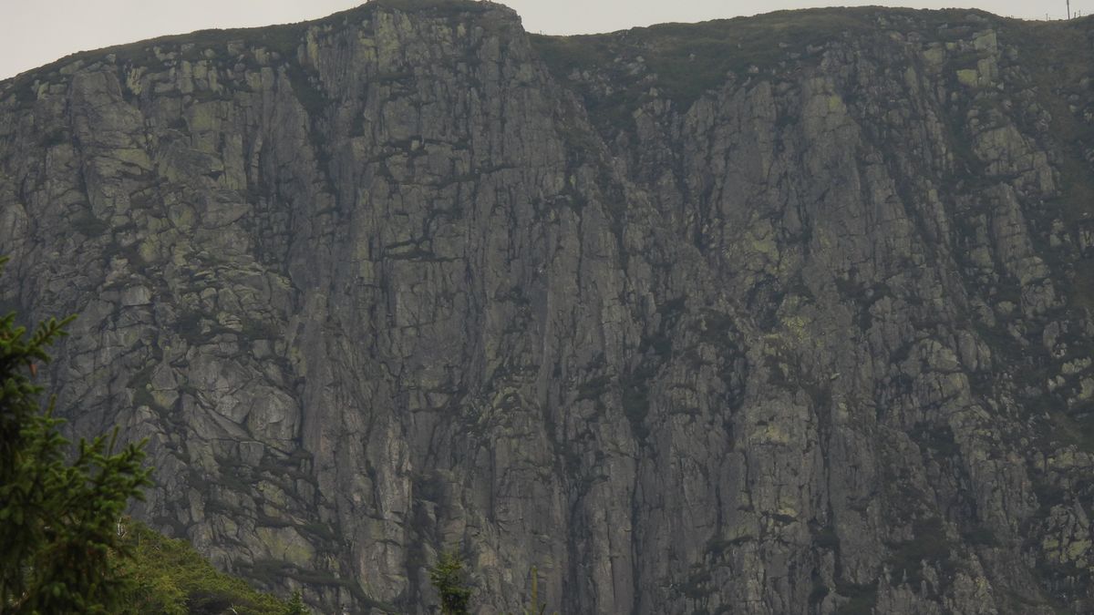 Karkonoski Park Narodowy: Odradzamy siadanie na barierkach na punktach widokowych
