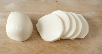 Nie kupuj mozzarelli w takim opakowaniu. Restaurator ostrzega