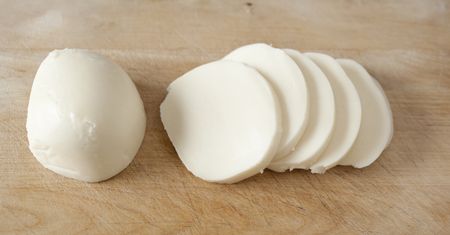 Nie kupuj mozzarelli w takim opakowaniu. Restaurator ostrzega