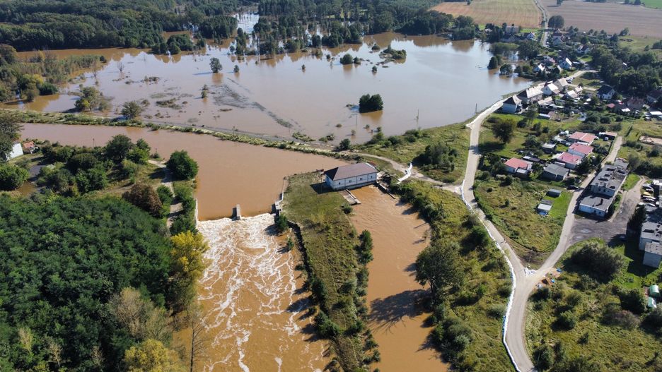 sytuacja po powodzi
Lech Muszy�ski
b�br, poziom, rozlewisko, rzeka, skutki, woda, wylana, z drona, z g�ry, z lotu ptaka, zalania, zalanie, zdjecie z drona, zniszczenia