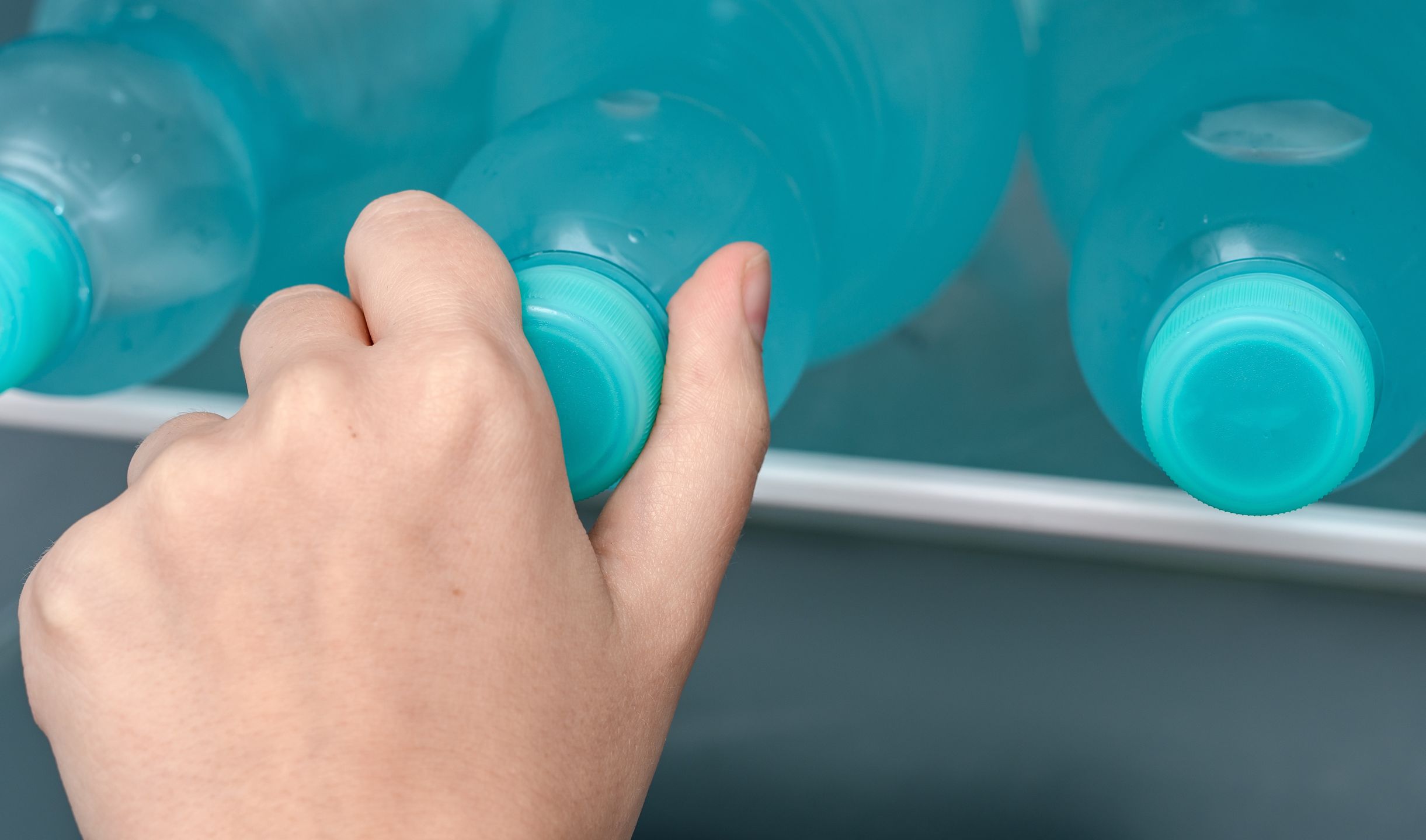 butelki, zimna, woda, pitna, butelkowana, lodówka, orzeźwienie, lato, temperatura, udar cieplny, przegrzanie, zdrowie, plastik, butelka pet, recykling, mikroplastik, tworzywo sztuczne, polimery, pojemnik, susza, brak wody