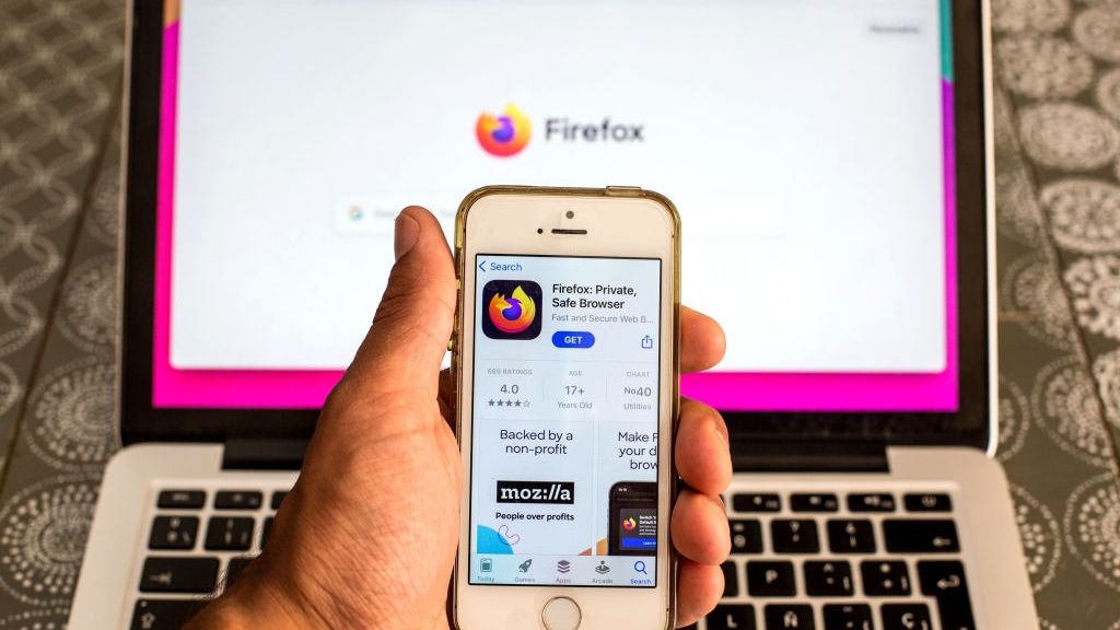 Smartfon i laptop z przeglądarką Firefox