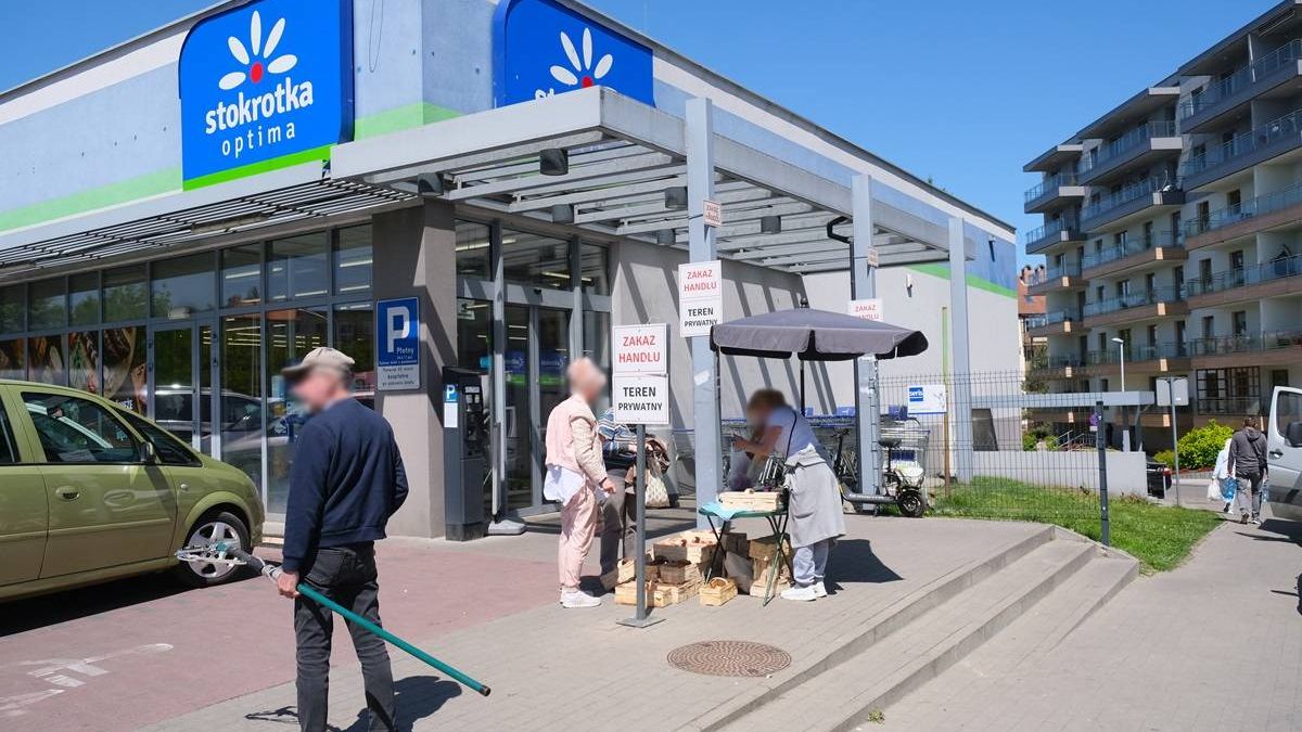 Nielegalny handel truskawkami przy wejściu do sklepu Stokrotka