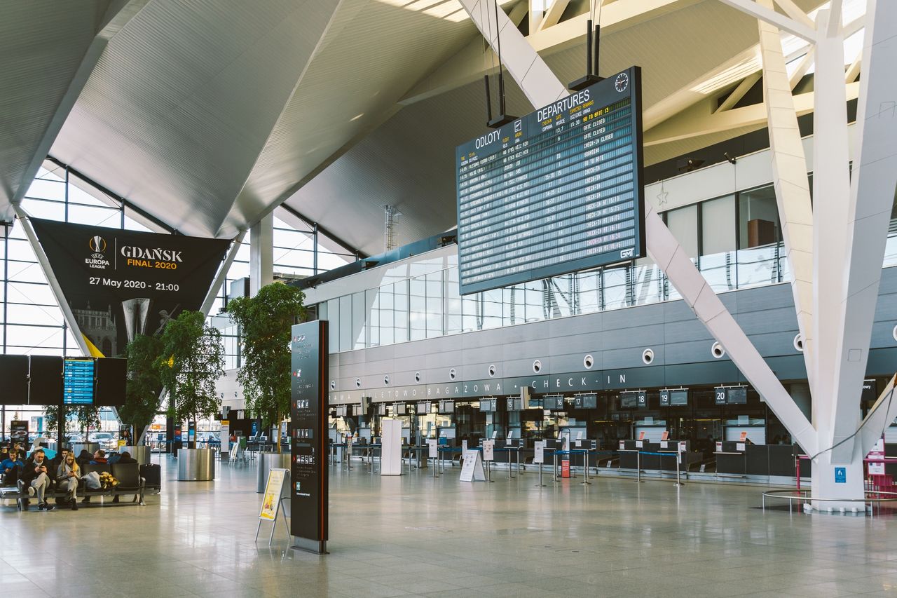 Lotnisko pochwaliło się wzruszającymi scenami. "Powiedzieć, że była zaskoczona, to nic nie powiedzieć"