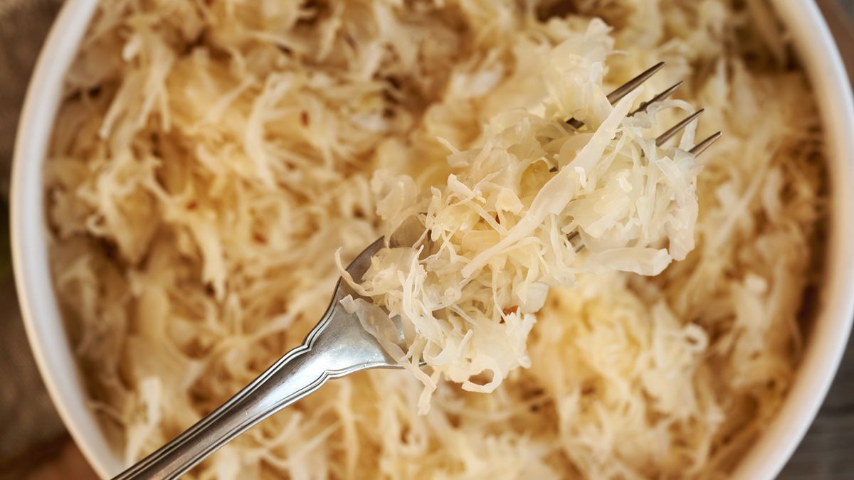 Co dodać do surówki z kapusty kiszonej, aby była zdrowsza?